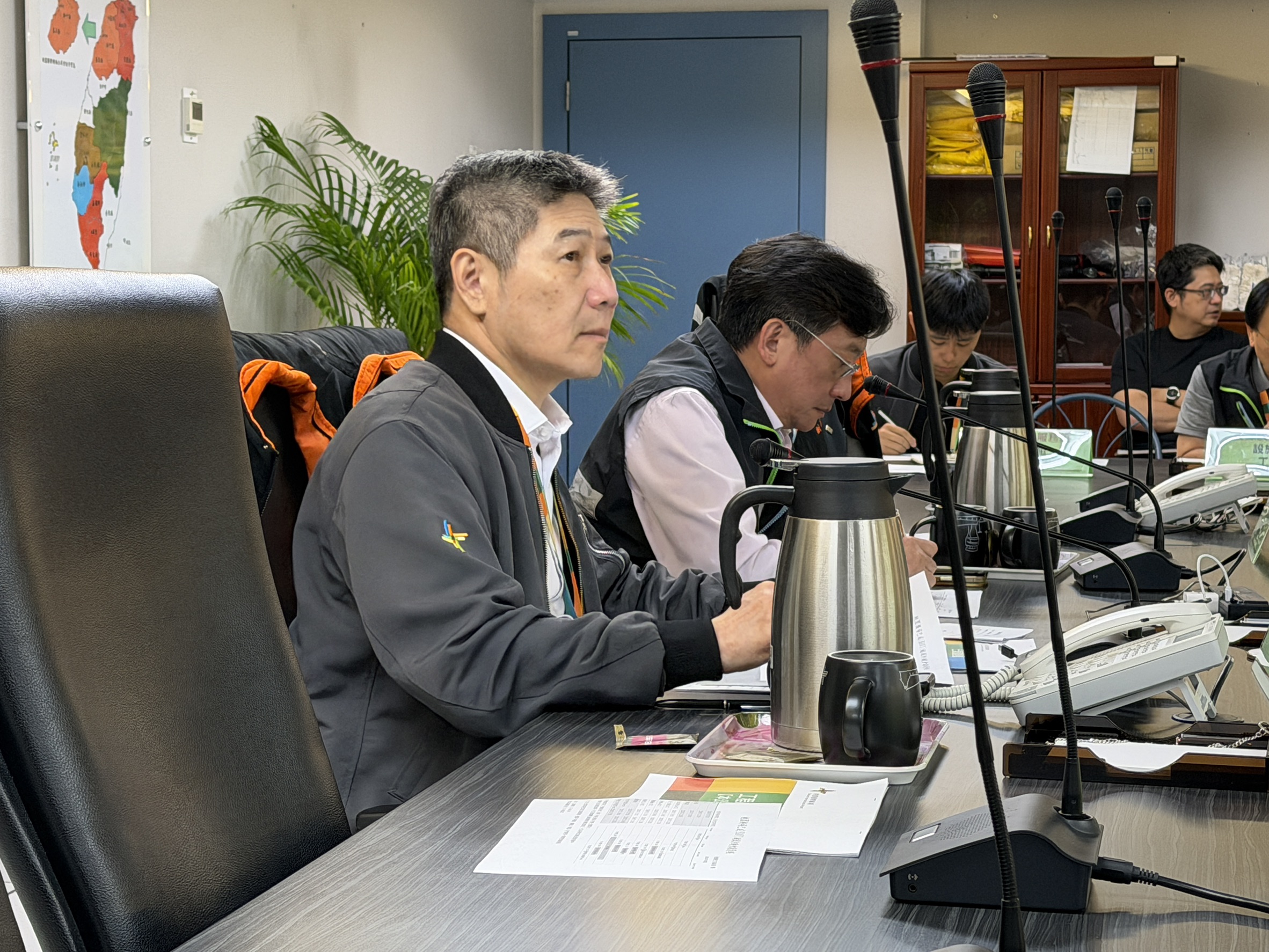因應強颱巴威來襲,機場公司召開應變會議,由總經理范孝倫主持,聽取各單位整備應變措施。(桃園機場公司提供)