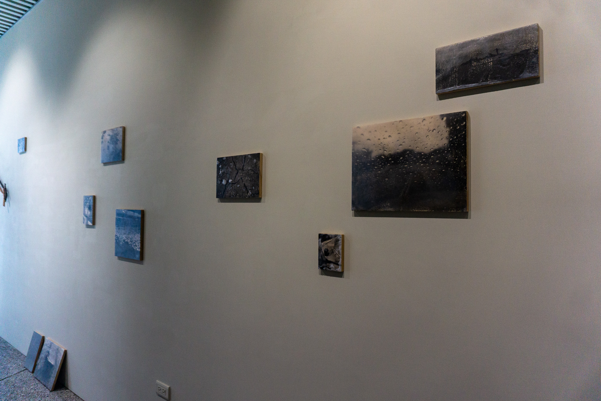 以手機影像轉印作品構築記憶地景,透過雨滴、樹影與天空等日常片刻,呈現時間留下的痕跡。(記者景義婷攝)