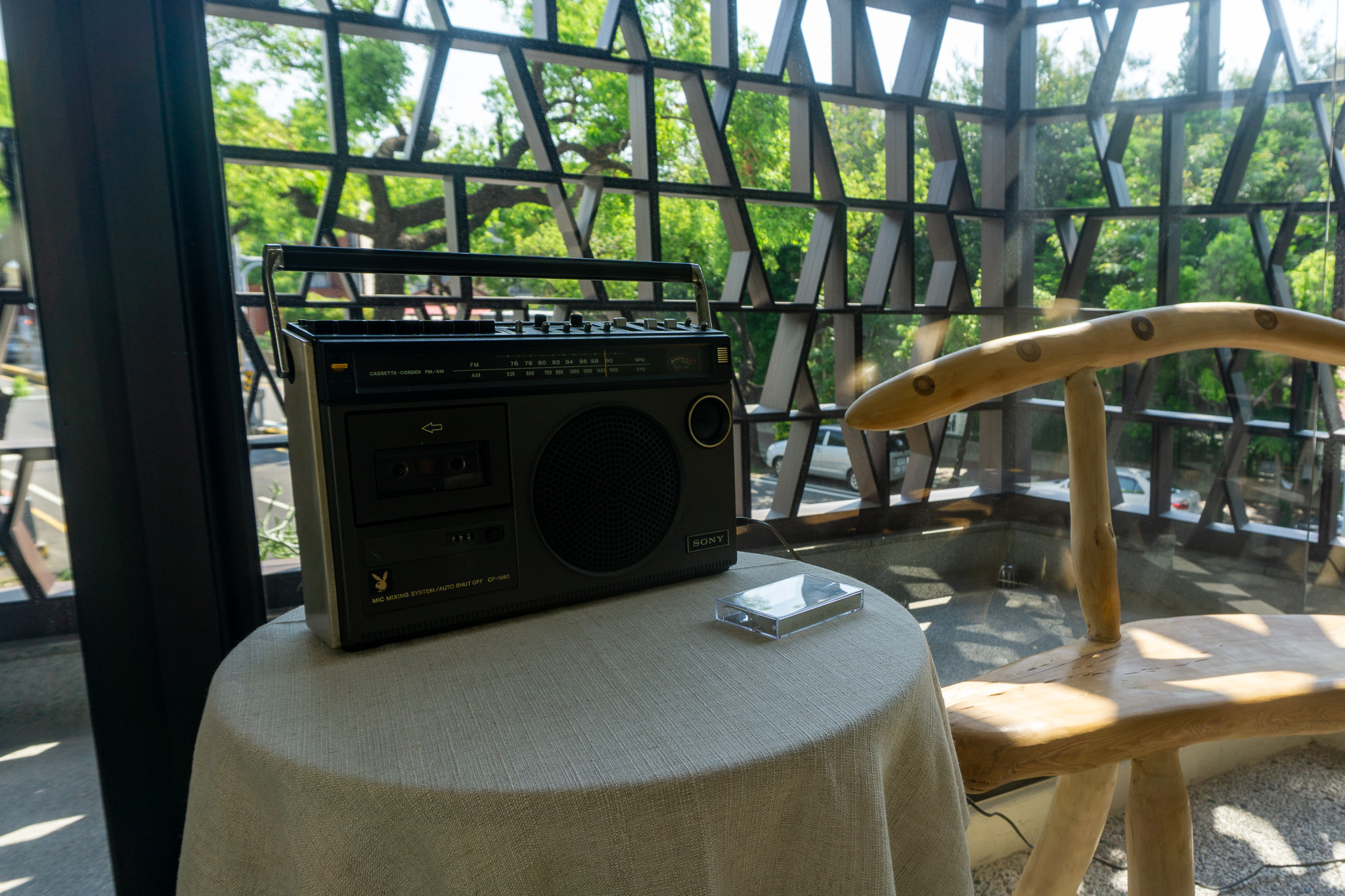 老式錄音機與錄音帶為媒材,回應聲音、陪伴與童年記憶之間的連結。(記者景義婷攝)